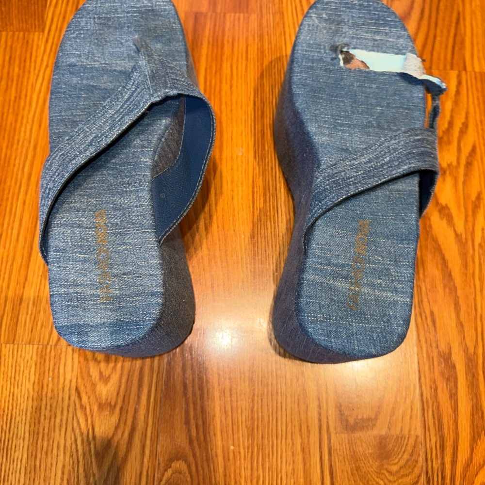 Fashion Nova Yara Platform Flip Flops – Women’s Size 10 – Denim –